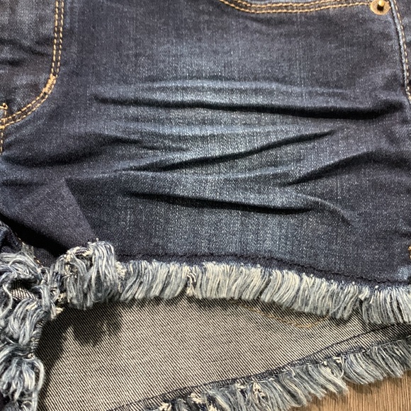 Mudd Flx Stretch Frayed Hem Dark Wash Jean Shorts - Picture 4 of 9